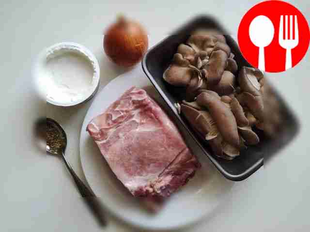 Wash and dry the meat and mushrooms on a paper...