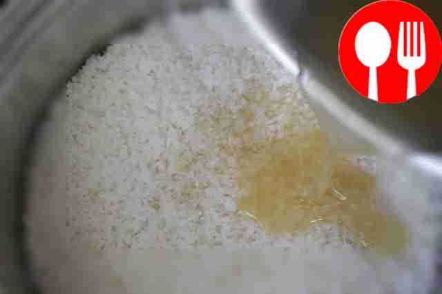 Пока рис варится, в сотейнике соедините уксус,...