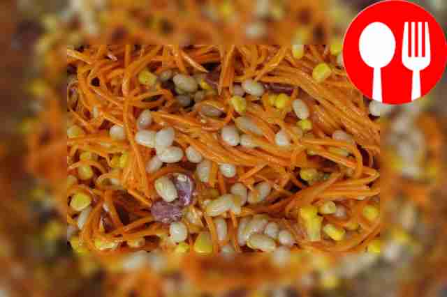 Порежьте колбаски на тонкие аккуратные...