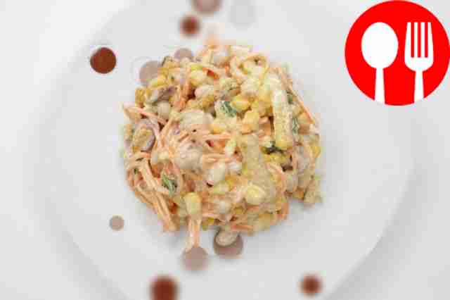 Подавайте салат на плоской тарелке, придал ему...