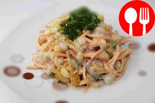 Необычный салат с охотничьими колбасками