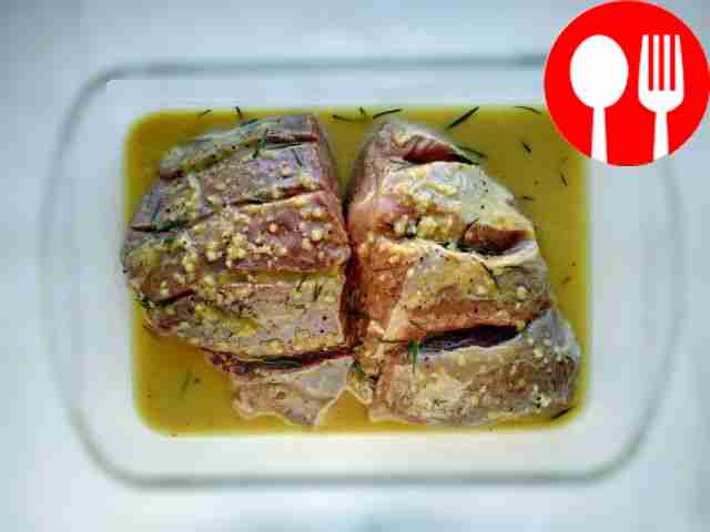 В глубокой миске смешайте соль, перец и...