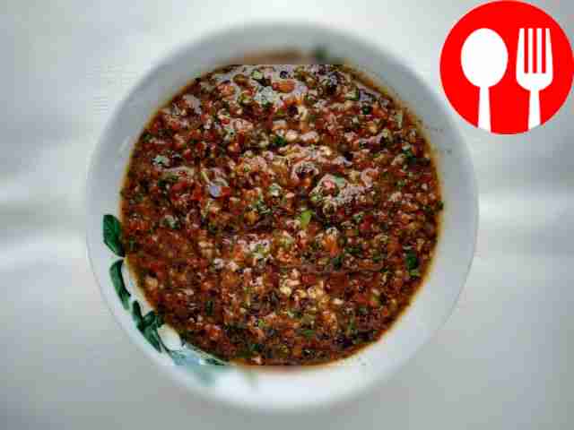 Приготовьте соус: очень мелко нарежьте...