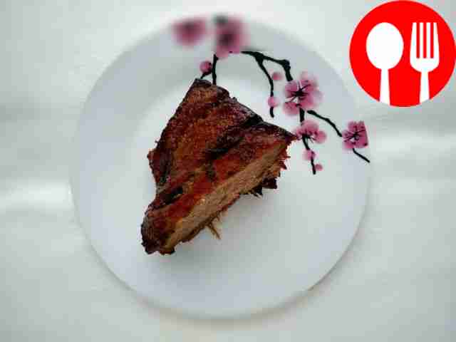 Разложите готовое мясо порциями на тарелку,...