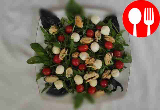 Салат с мидиями, моцареллой и руколой