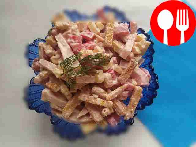 Salad with ham, cheese and croutons