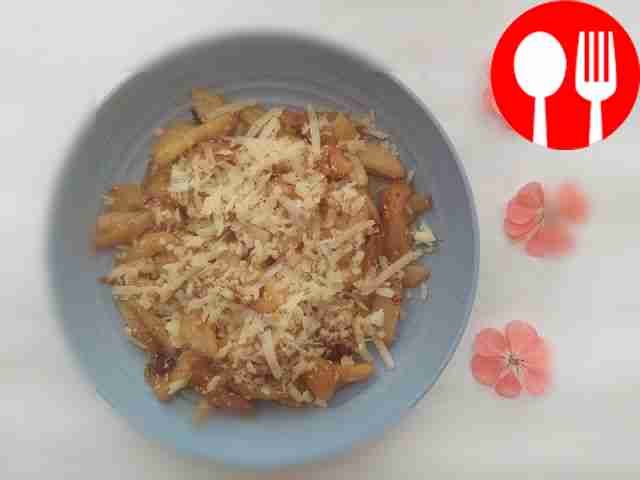 Pear salad with cheese and honey