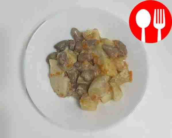 Potatoes stewed with chicken hearts in sour cream sauce