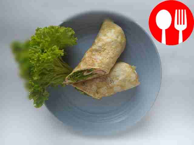 Яичный рулет с тунцом и зеленью