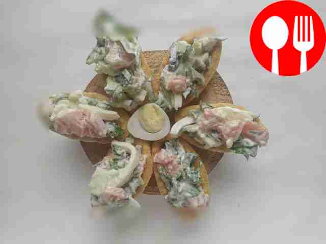 Iceberg cabbage salad with salmon in tartlets