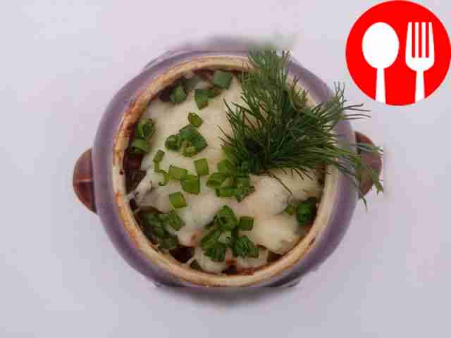 Картофель с овощами и свининой в горшочках