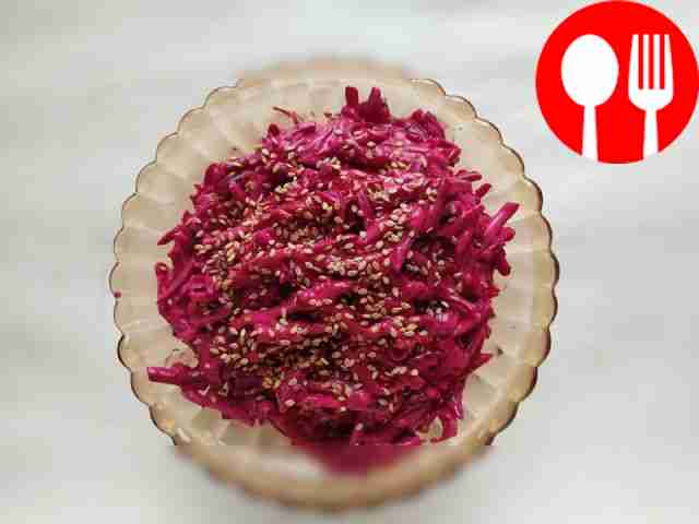 Quick beet salad with garlic and sesame seeds
