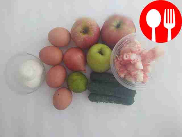 Peel the apples and onions. Wash the cucumbers...