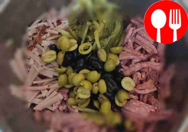 Добавьте нарезанные оливки, маслины и огурцы в...