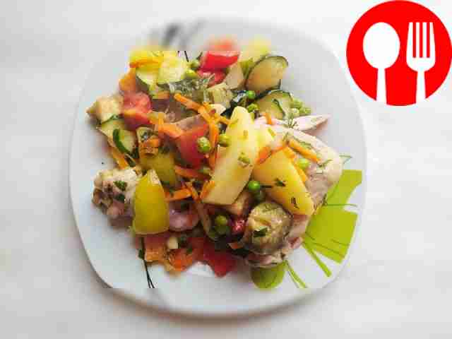 Chicken wings with vegetables in the oven