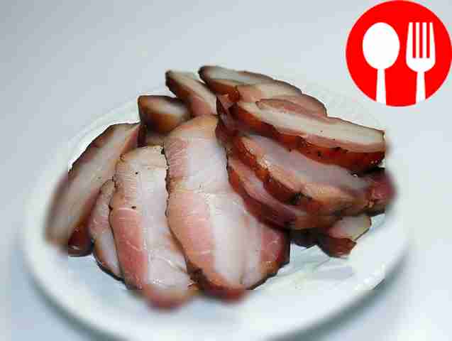 Вареное сало в луковой шелухе