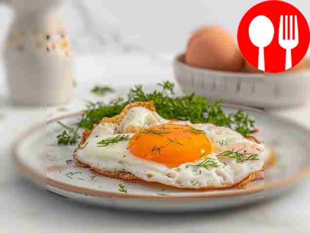 Классическая глазунья с зеленью Classic fried egg with greens