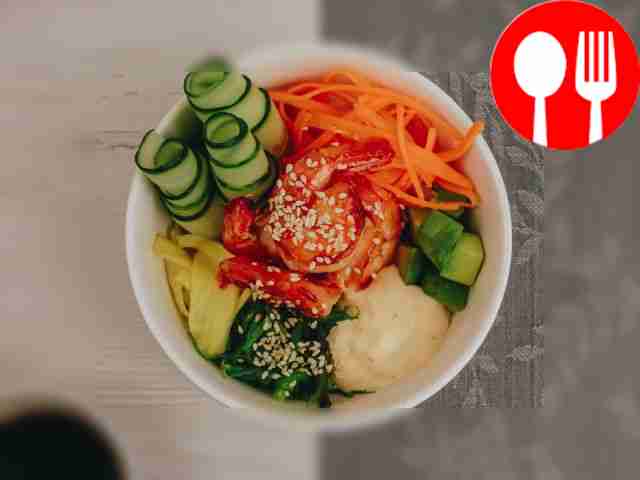 Poke with shrimps in sweet chili sauce