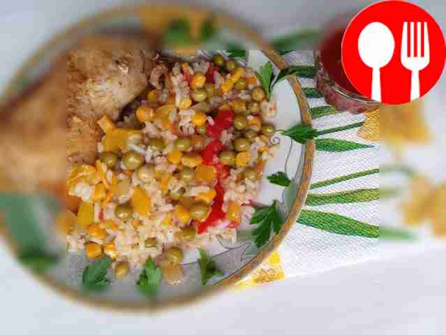 Rice with chicken and vegetables, peas and corn