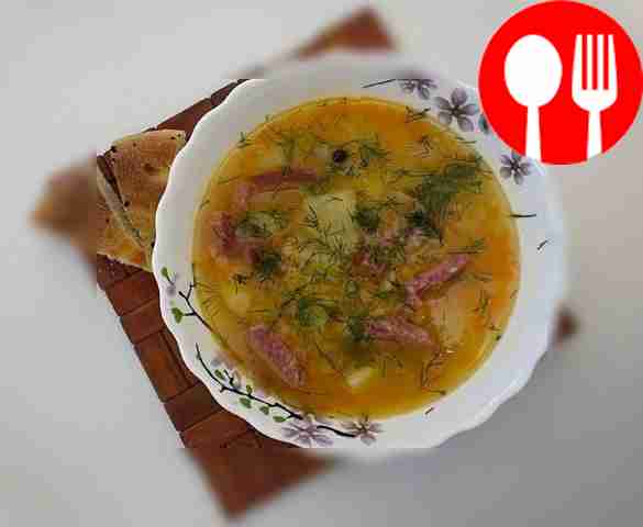 Ароматный гороховый суп с копченой колбасой