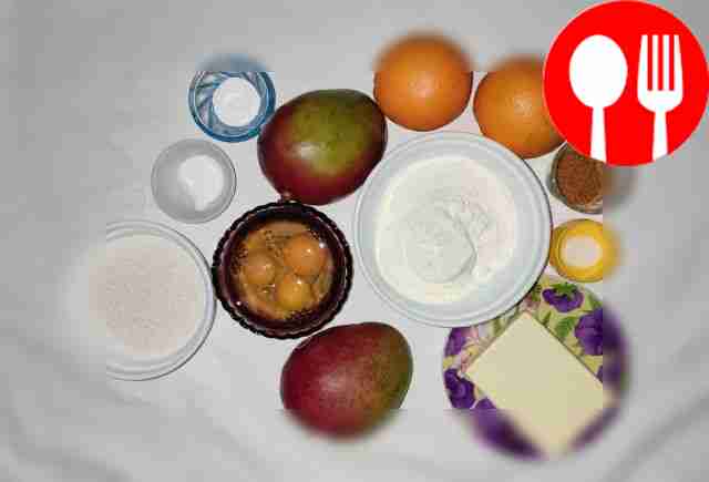 Очистите манго и разрежьте его на дольки. Если...