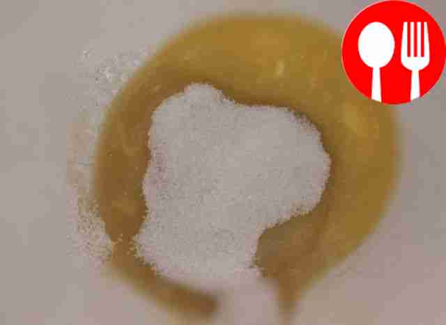 В отдельной миске по очереди взбейте...