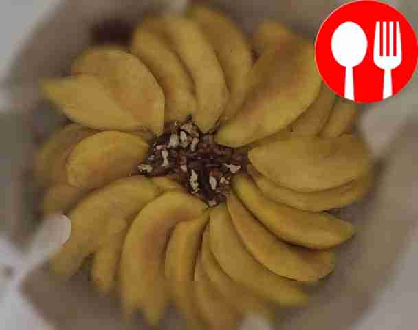 Разложите дольки манго по кругу, а в центре...