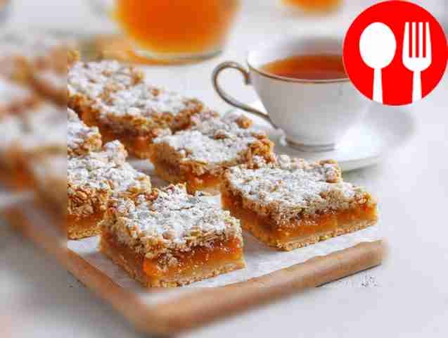 Quick oatmeal pie with jam