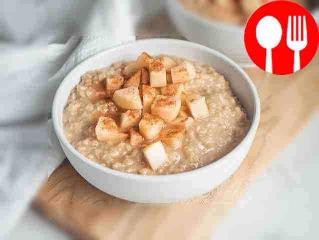 Quick oatmeal with apples in the microwave
