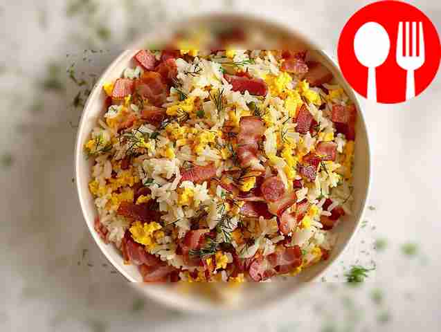 Вкусный рис с беконом и яйцами