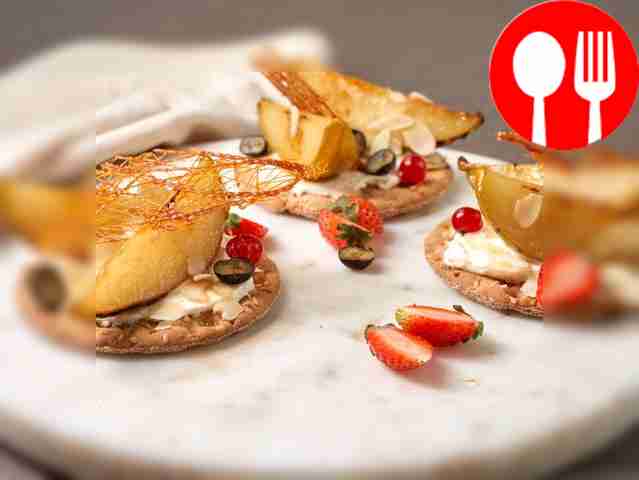 Crispbread with caramelized pear and mascarpone