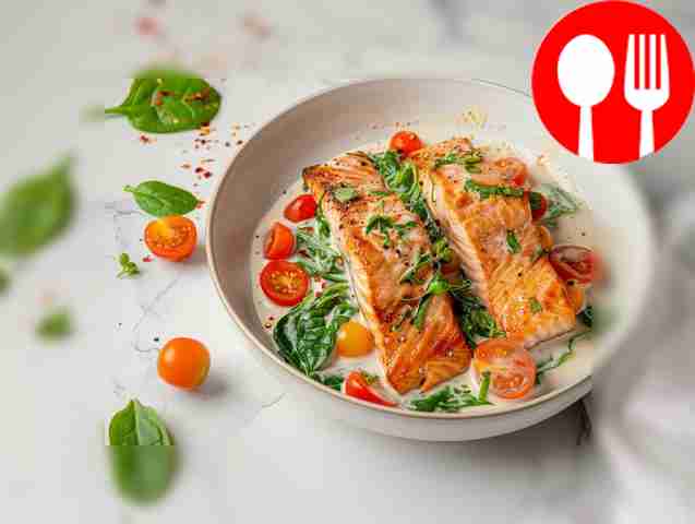 Запеченные стейки лосося под сливочно-шпинатным соусом