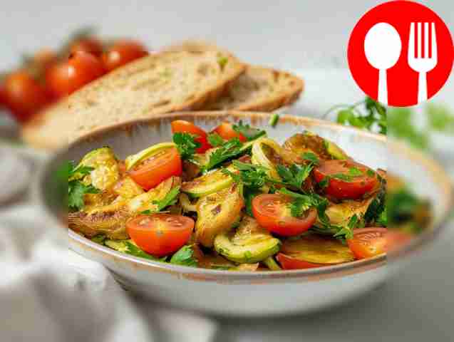 Летний салат из кабачков и помидоров