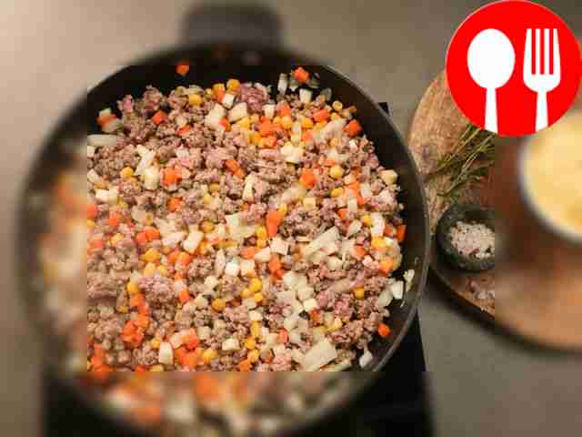 Смешайте обжаренные овощи, добавьте к ним...