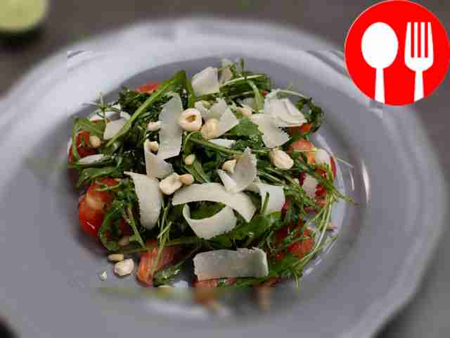 Салат с красной рыбой и руколой