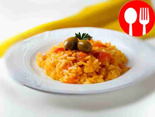 Rice in tomato-vegetable sauce with olives