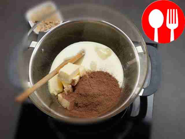 Соедините сливочное масло, какао-порошок и...