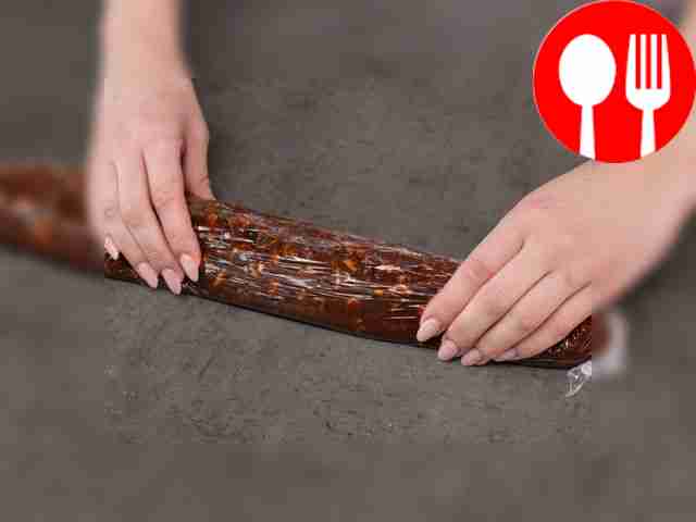 Дайте массе немного остыть, затем соедините её...