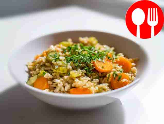 Бурый рис с солеными огурцами