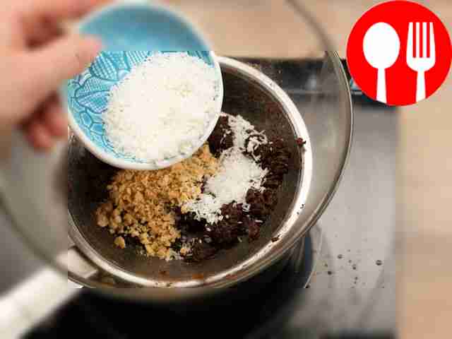 Влейте сливки, добавьте арахис и кокосовую...