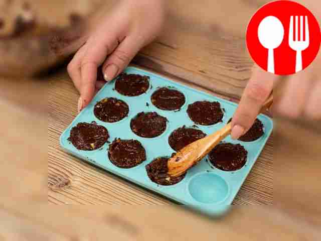 Разлейте смесь по формочкам и поместите в...