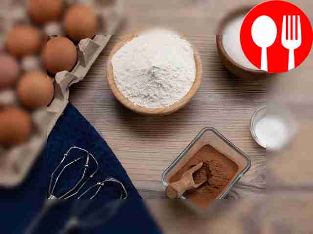 Разделите яйца на белки и желтки, муку вместе...