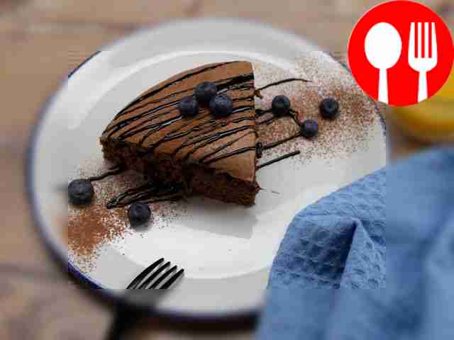 Разрежьте на порционные куски и подайте к столу.