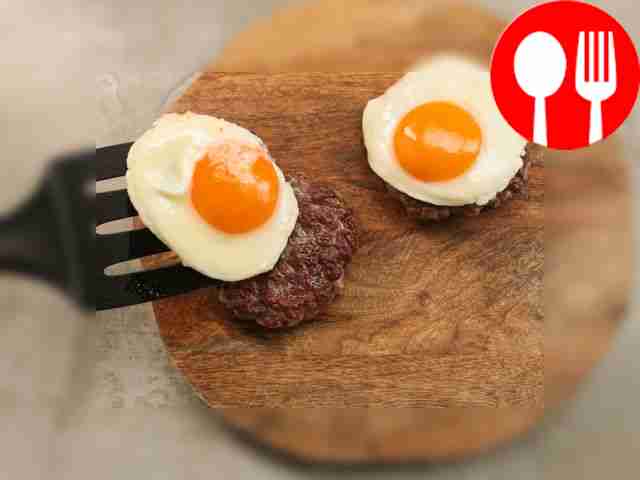 Классический бифштекс с яйцом: рецепт с видео