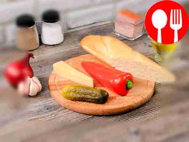 Peel the onion and garlic. Wash the pepper and...