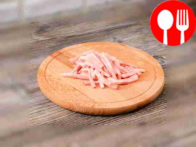 Cut the ham into thin strips.