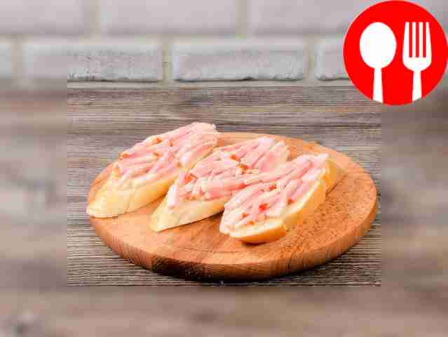 Place the ham on a piece of baguette.