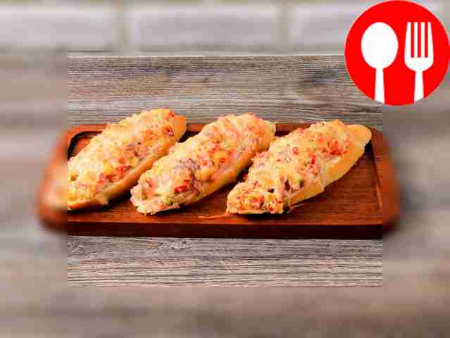 Bruschetta with ham and cheese