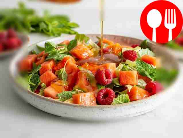 Салат из арбуза, малины и мяты
