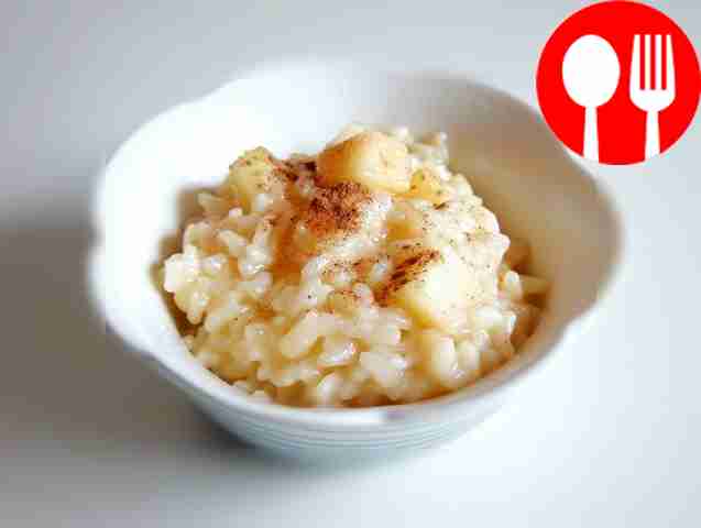 Thick rice porridge with apples